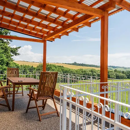 Na Zemi 211, Holiday home *